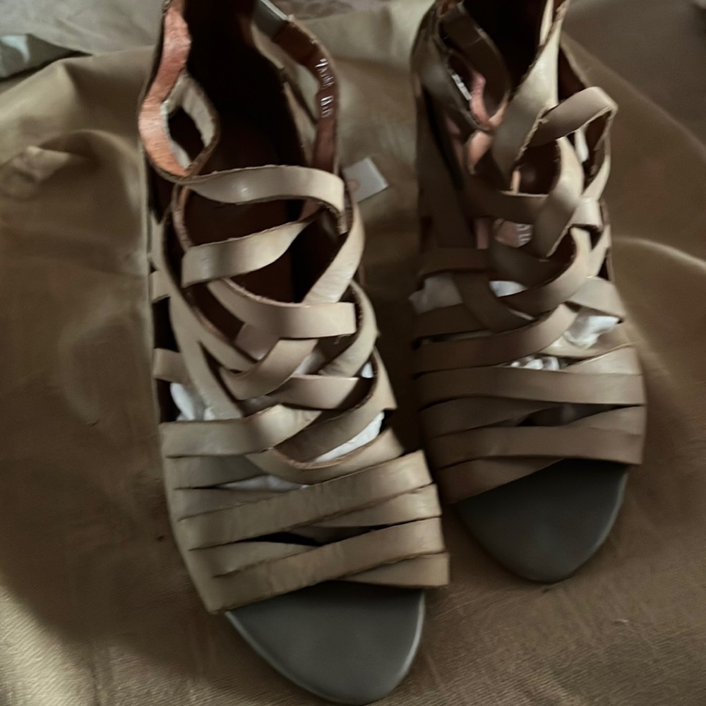 Jeffrey Campbell wedge sandals so comfy! Sz 8.5